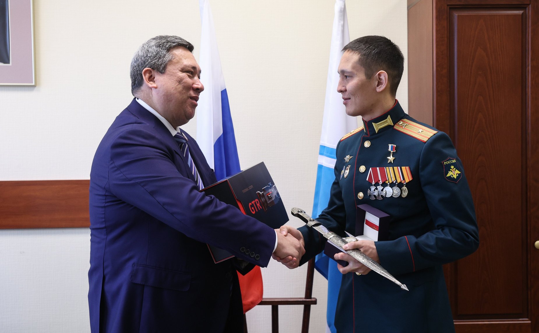 Владимир Полетаев пригласил Героя России Амыра Аргамакова из Республики Алтай в Совет Федерации, где лично поздравил его с присвоением высшего звания за заслуги перед государством и народом