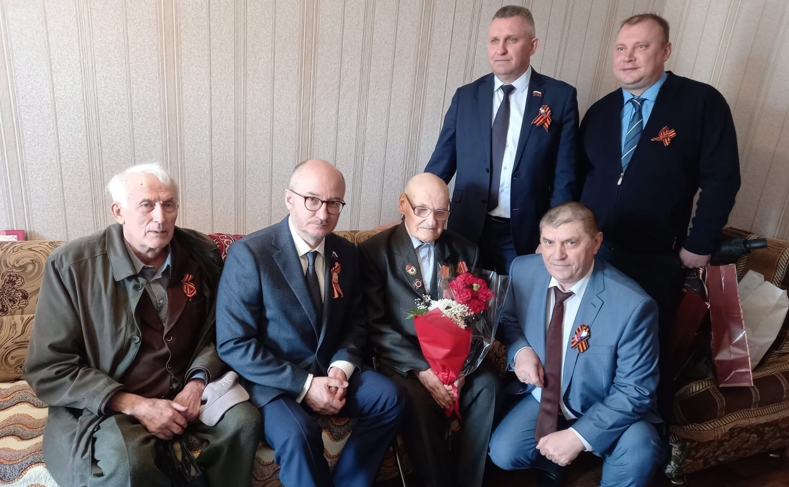 Олег Цепкин поздравил ветеранов Великой Отечественной войны городов Трехгорного, Сатки и Юрюзани с наступающим Днем Победы