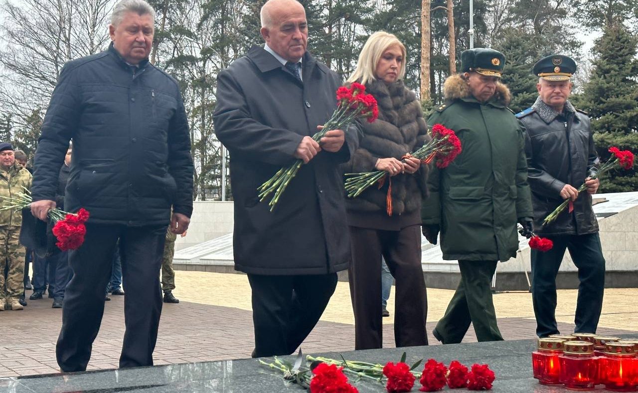 Светлана Кириллова приняла участие в возложении цветов к мемориалу Вечный огонь в Костроме