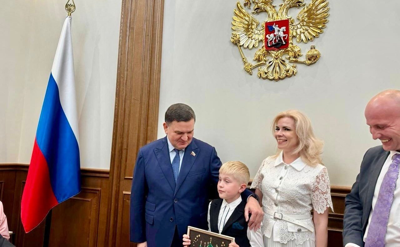 Сергей Перминов организовал в преддверии Дня защиты детей проведение экскурсии в палату регионов для группы социально поддерживаемых юных земляков