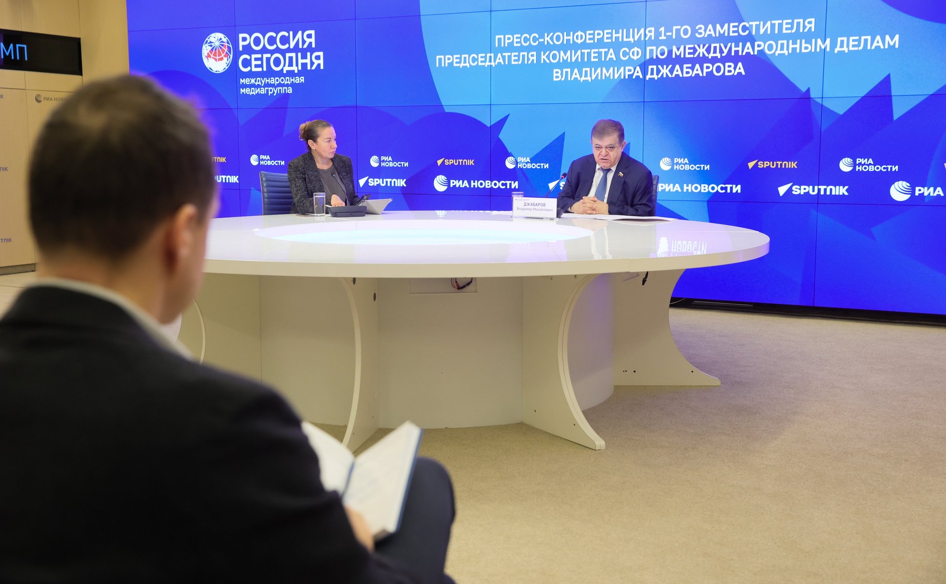 В ММПЦ «Россия сегодня» прошла пресс-конференция председателя Комиссии СФ по защите государственного суверенитета и предотвращению вмешательства во внутренние дела РФ Владимира Джабарова о приоритетах и задачах, стоящих перед Комиссией