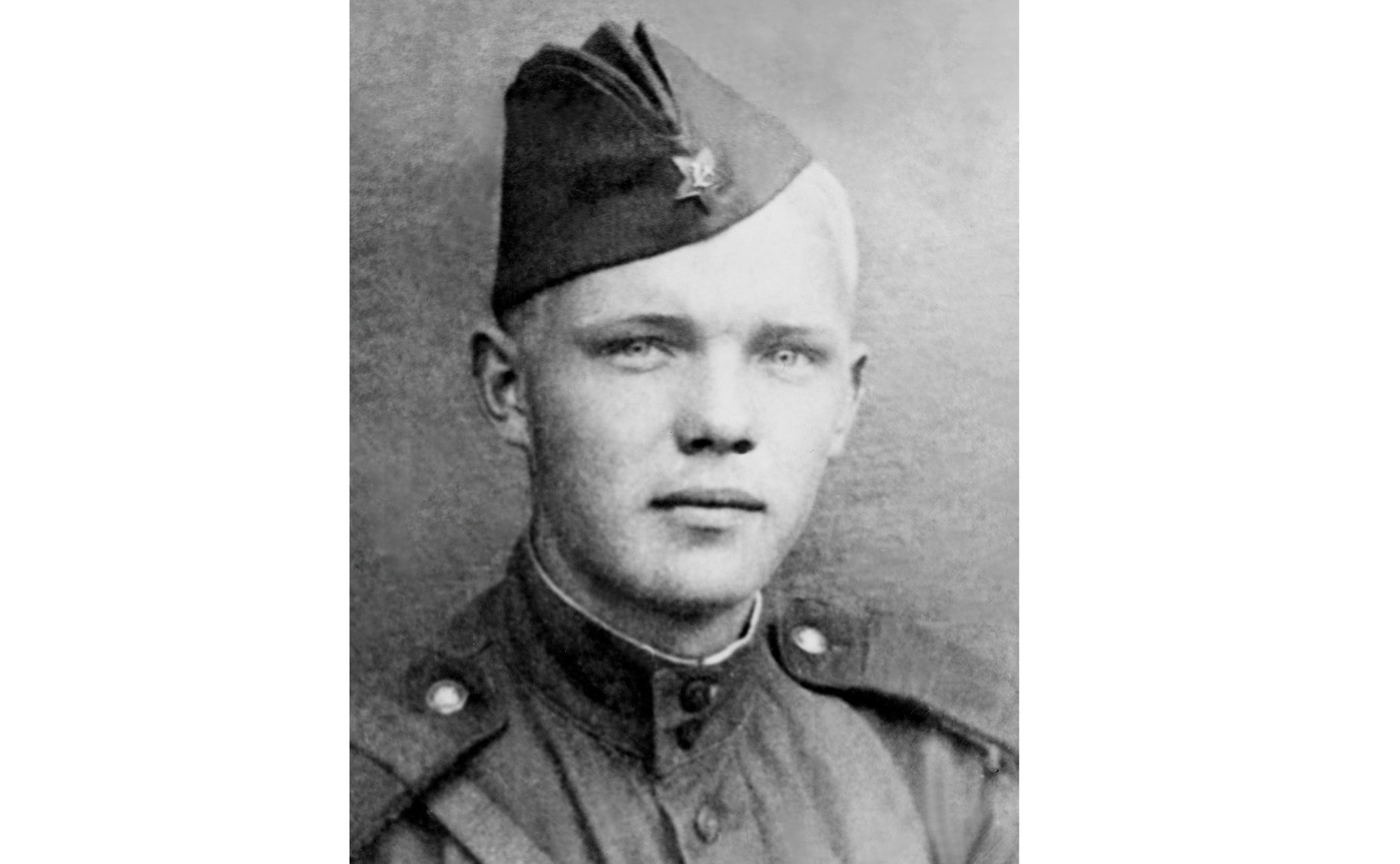 Усатюк Петр Давыдович 1924 гр. Старший сержант, зам. командира пулеметного взвода. Участвовал в Курской битве, в боях за Украину, форсирование Днепра, освобождении Белоруссии и Польши, взятии Берлина. Награжден орденами и медалями. Отец сенатора В.Усатюка