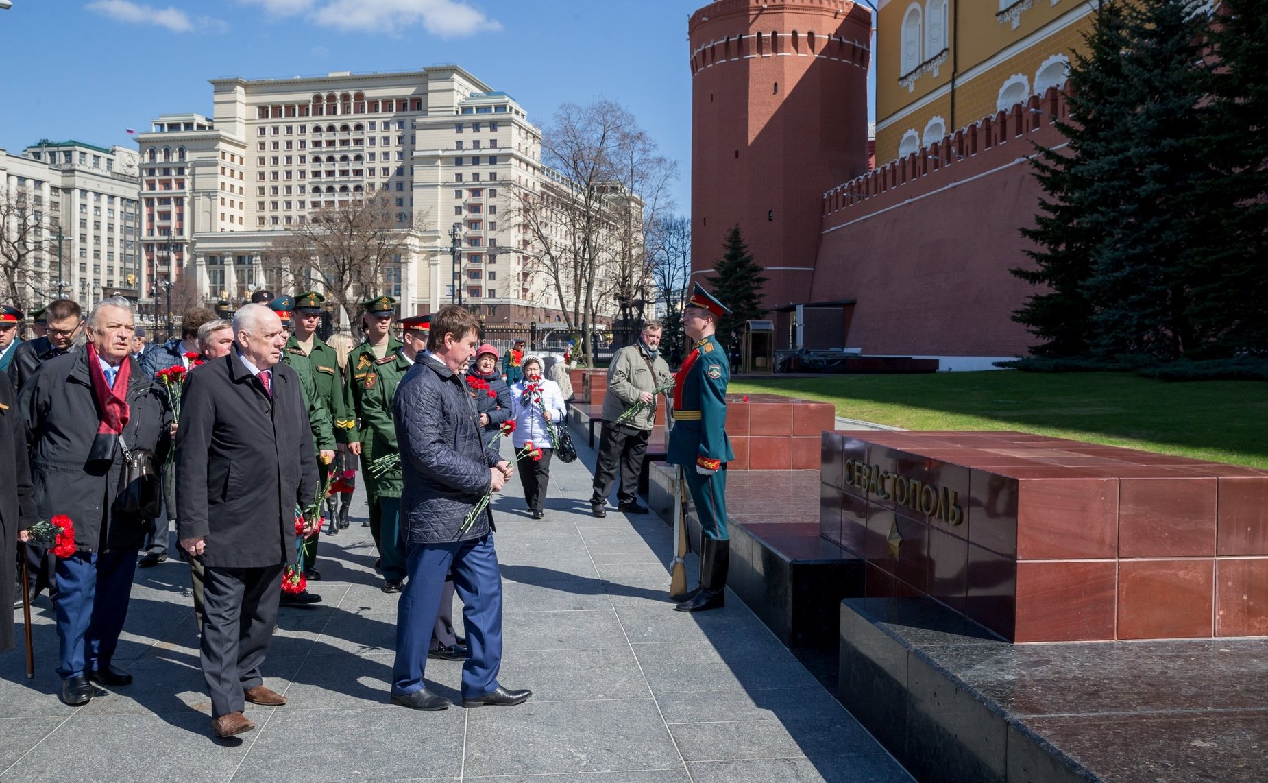 С. Цеков и О. Ковитиди приняли участие в возложении венков к могиле Неизвестного солдата в день годовщины освобождения Крыма от немецко-фашистских захватчиков