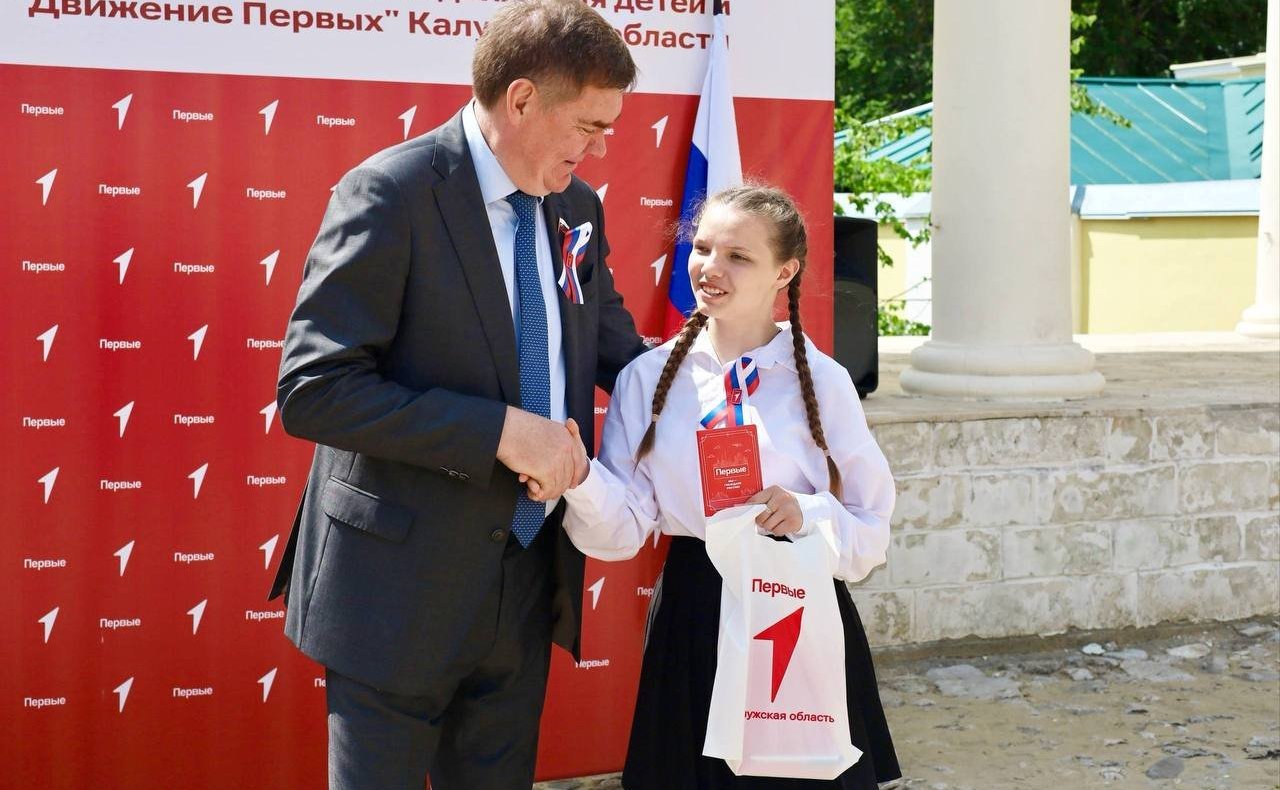 Александр Савин в ходе поездки в регион принял участие в торжественной церемонии вручения паспортов юным жителям области