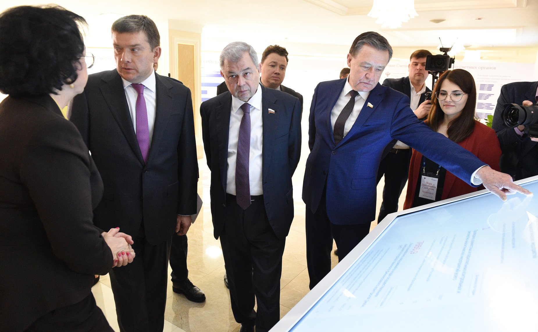 Открытие в Совете Федерации выставки, организованной Счетной палатой РФ, посвященной 30-летию российского парламентаризма и развитию парламентского контроля