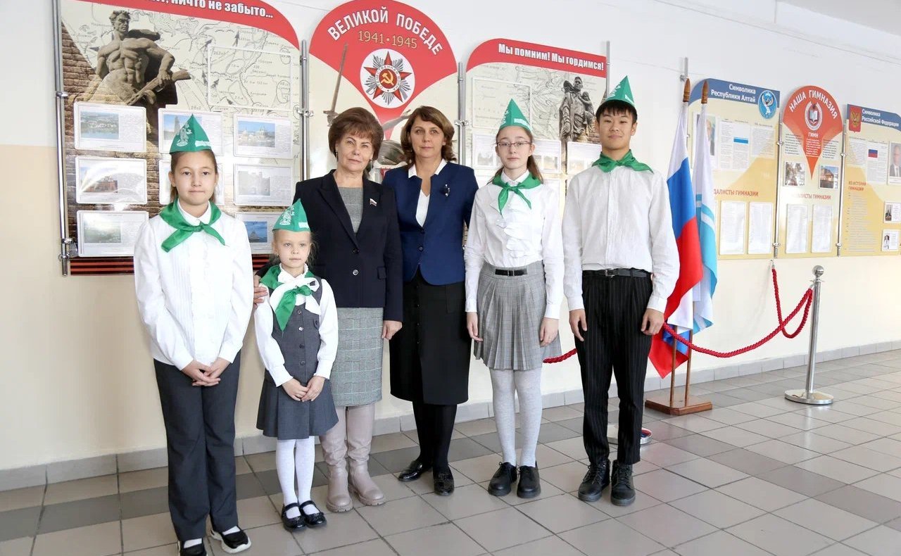 Татьяна Гигель в ходе рабочей поездки в регион провела встречу с учащимися городской школы-гимназии №3, которые вместе с родителями и педагогами приняли активное участие в акции «Эколята Алтая»