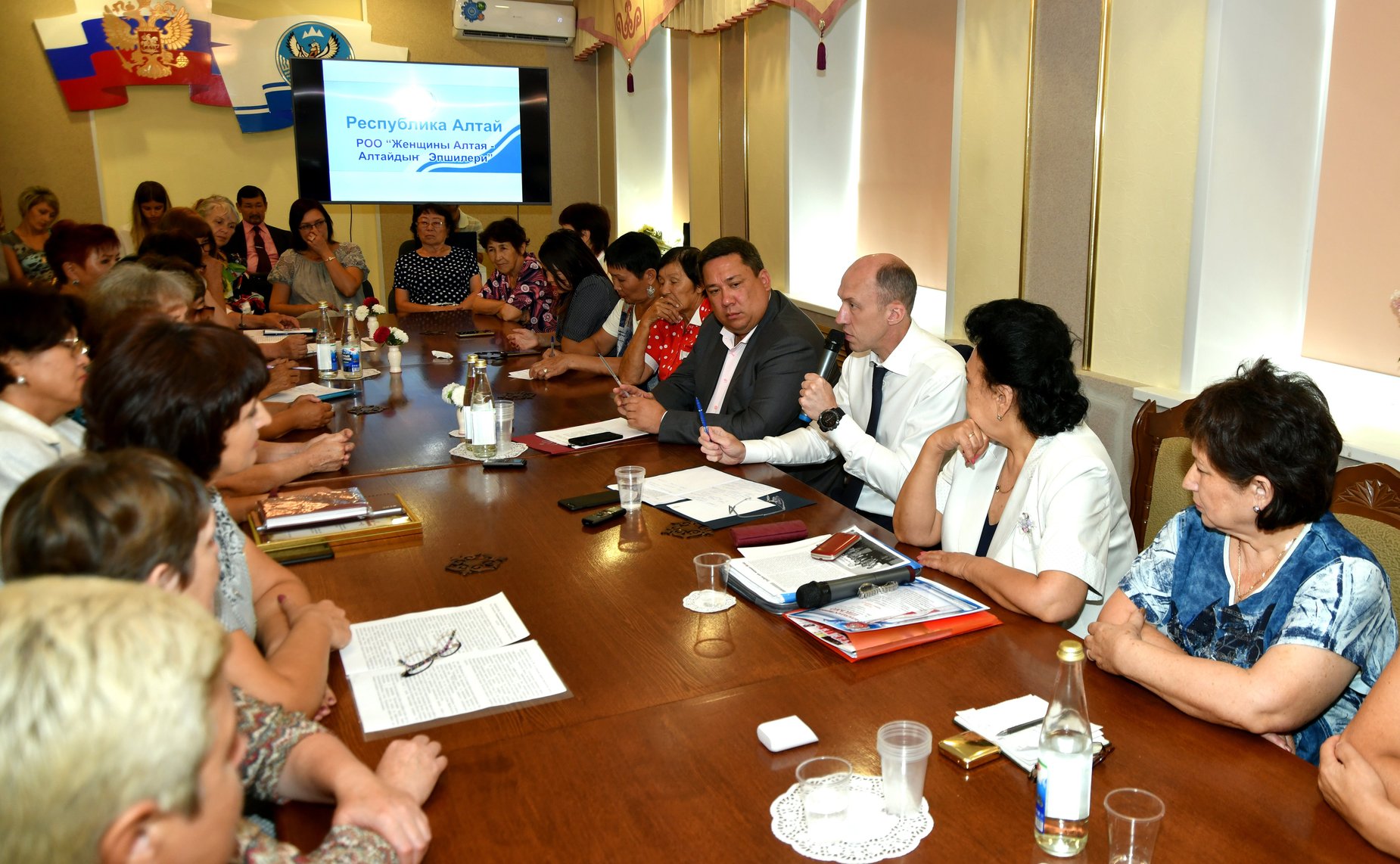 Владимир Полетаев принял участие во встрече с активом региональной общественной организации «Женщины Алтая – Алтайдыҥ Эпшилери»