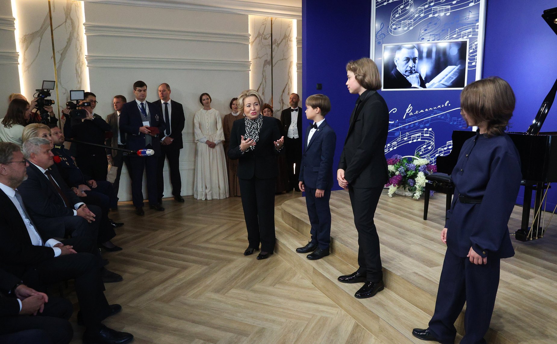 В рамках работы Х Парламентского форума «Историко-культурное наследие России» в Великом Новгороде Валентина Матвиенко посетила детскую общеобразовательную школу имени Г.Р. Державина и Дом музыки имени С.В. Рахманинова