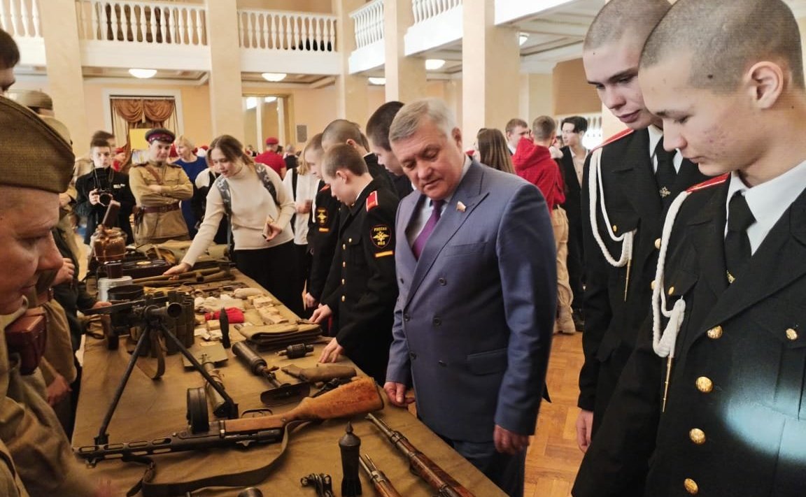 Сергей Михайлов посетил тематическую выставку, где осмотрел оружие времен Великой Отечественной войны