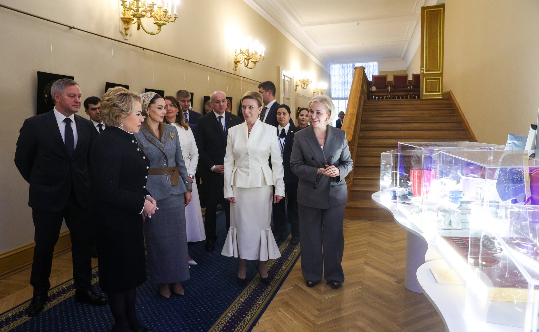 Валентина Матвиенко и Огулджахан Атабаева вместе осмотрели экспозиции Туркменистана и других стран на площадке IV Международного форума «Содружество моды»