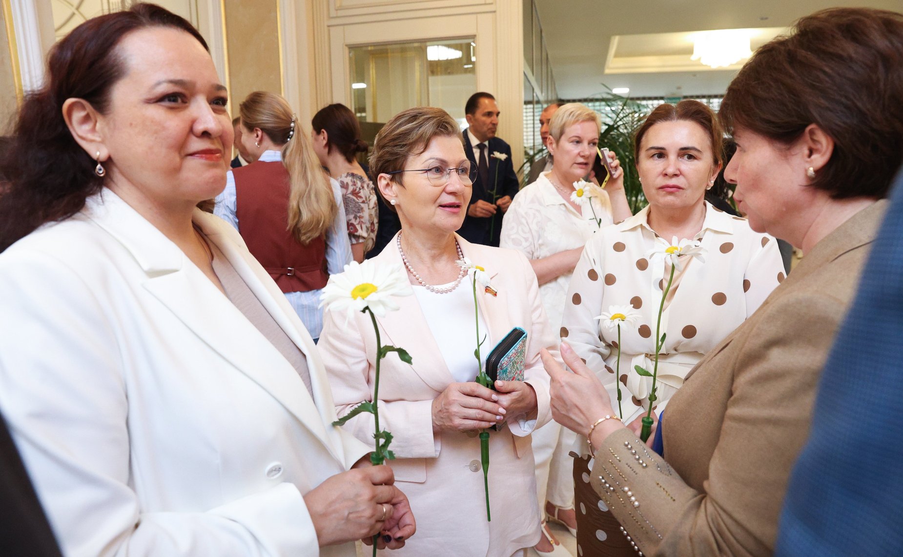 В Совете Федерации состоялась торжественная церемония открытия фотовыставки «Семейные бизнес-династии регионов России», посвященная Дню семьи, любви и верности