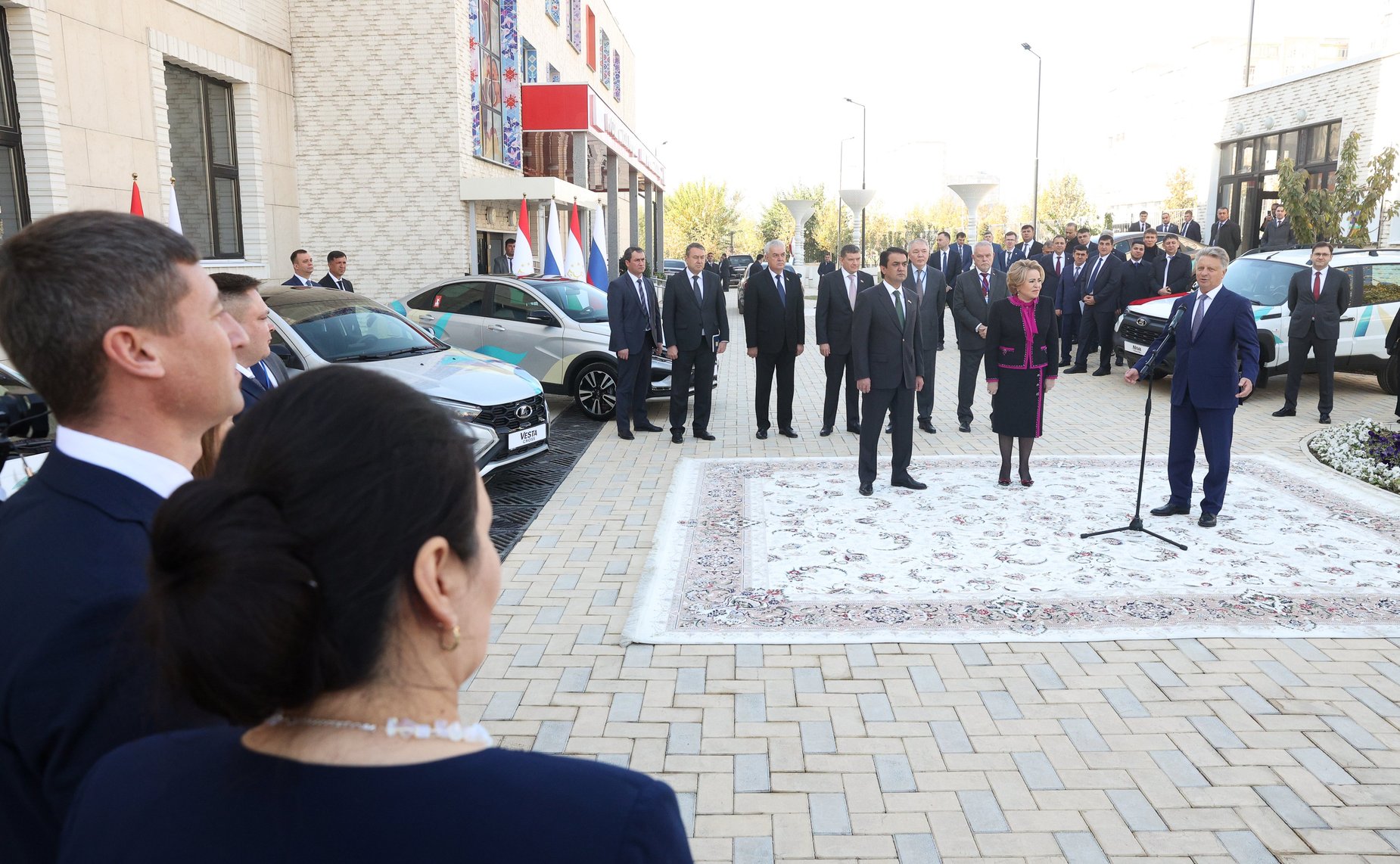 Церемония передачи автомобилей представителям российско-таджикистанских образовательных учреждений