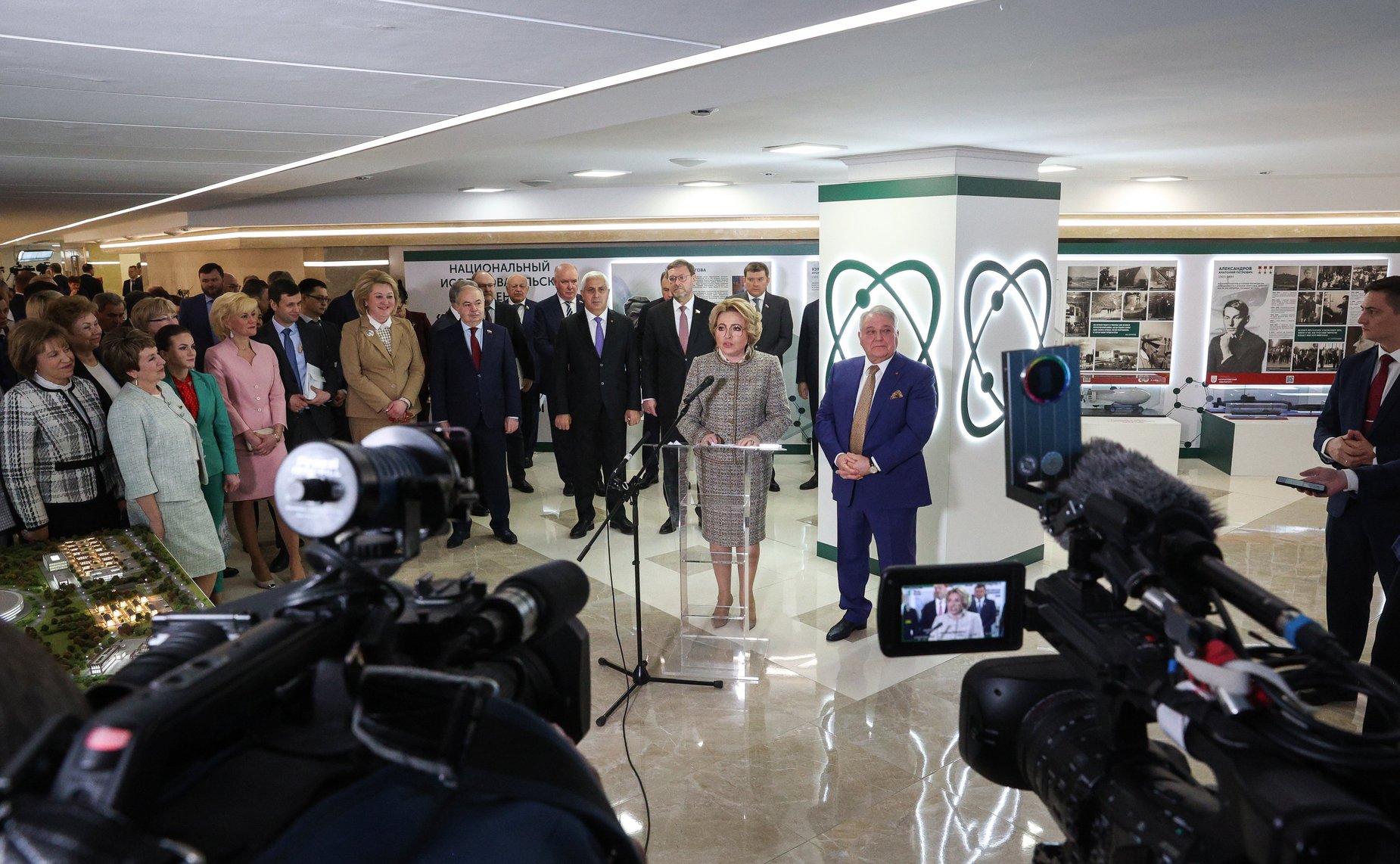 Валентина Матвиенко и президент НИЦ «Курчатовский институт» Михаил Ковальчук открыли выставку «Курчатовский институт – 80 лет для страны и мира»