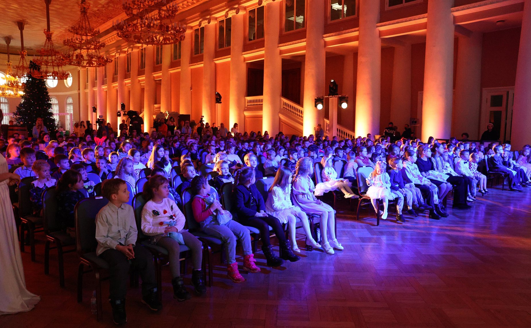 Дети из семей участников специальной военной операции стали гостями праздника «Рождество Христово в Таврическом дворце»