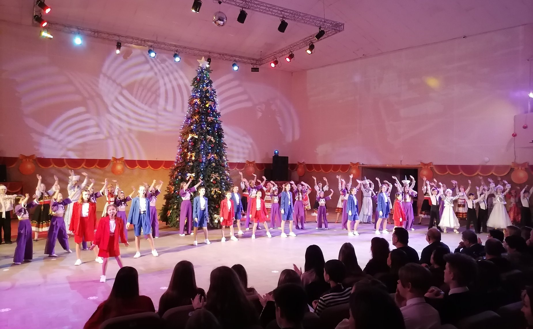 Александр Башкин и Геннадий Орденов наградили юных астраханцев — участников творческой школы-конкурса «Портрет твоего края»