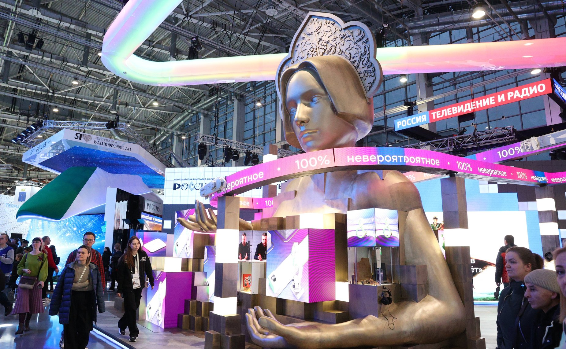 Валентина Матвиенко приняла участие в марафоне Российского общества «Знание», который проходит на Международной выставке-форуме «Россия» на ВДНХ