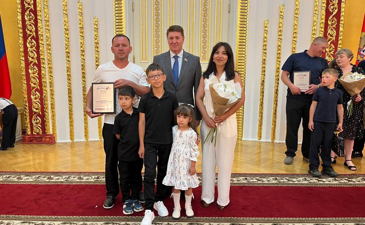 Андрей Шевченко в ходе поездки в регион принял участие в торжественном награждении победителей Всероссийского конкурса «Семья года» в городе Оренбурге