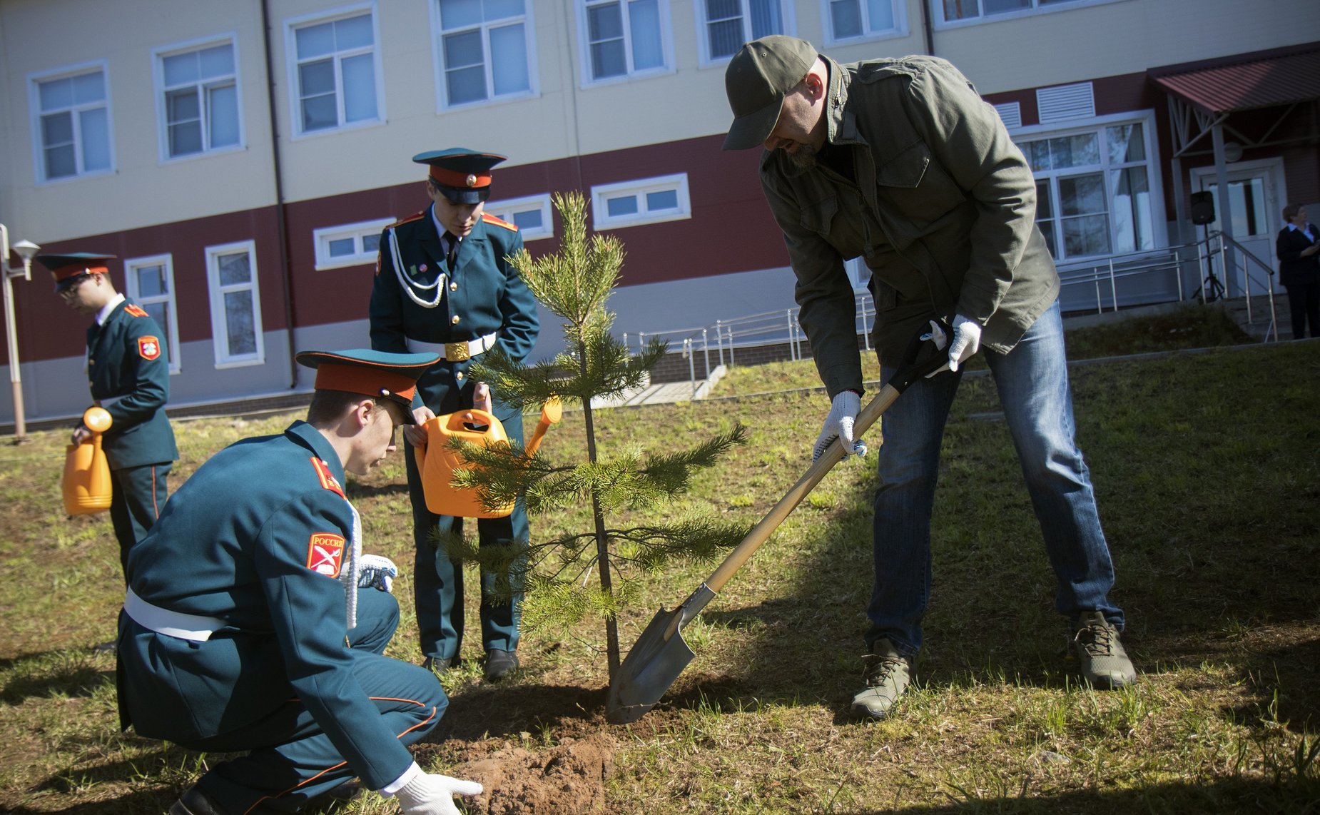 Юрий Воробьев и Сергей Аноприенко также приняли участие в торжественной закладке аллеи выпускников