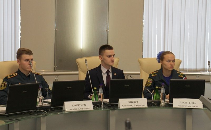 Ю. Воробьев и В. Бондарев обсудили с курсантами университета ГПС МЧС России тематику патриотического воспитания