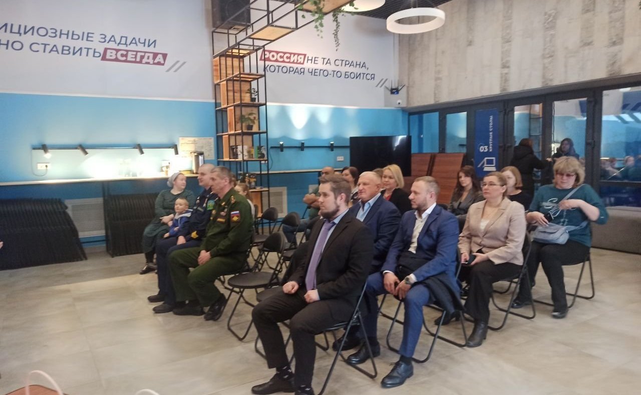 Сергей Перминов вручил награды Совета Федерации, которыми за выдающиеся заслуги отмечены жители Ленинградской области