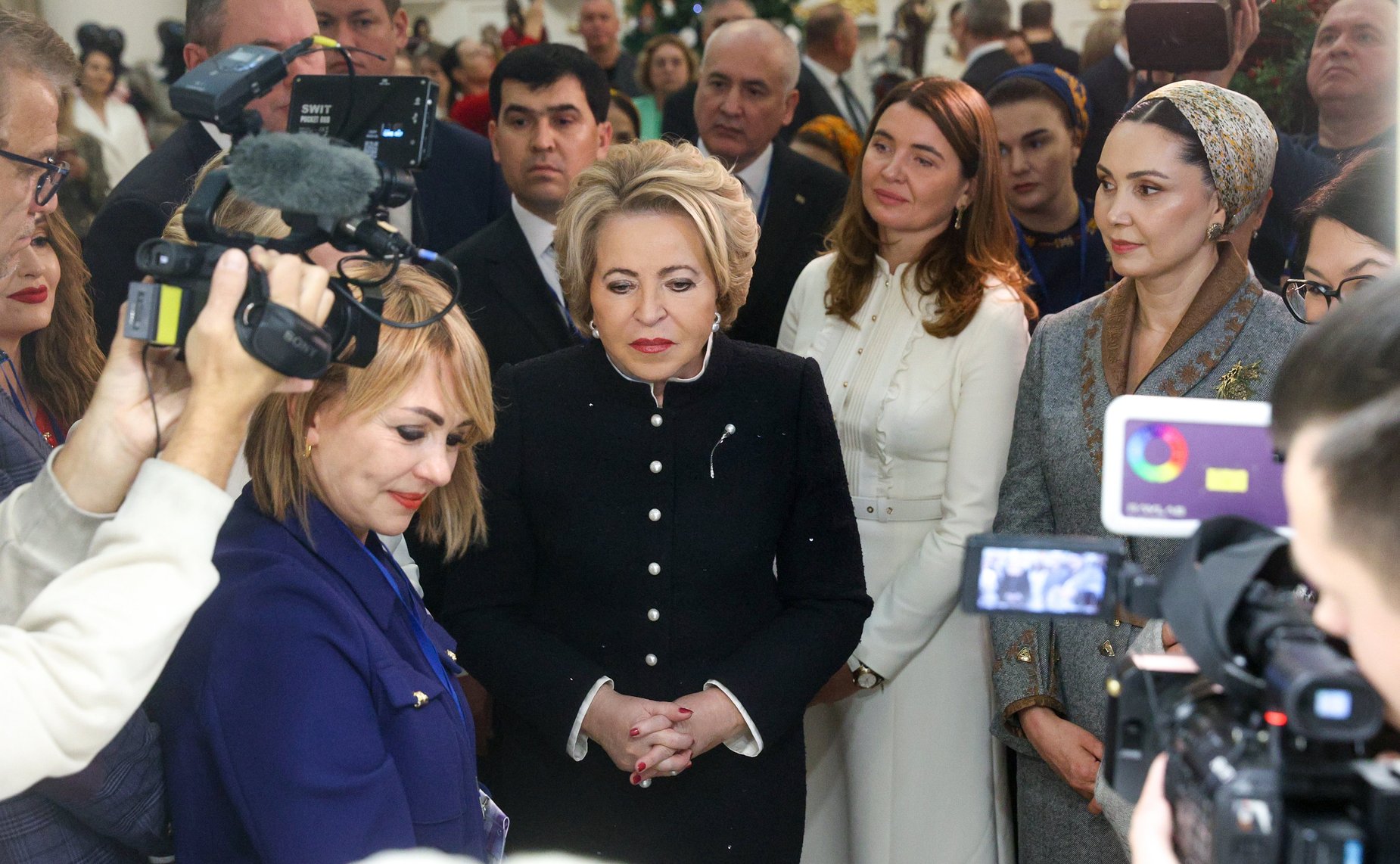 Валентина Матвиенко и Огулджахан Атабаева вместе осмотрели экспозиции Туркменистана и других стран на площадке IV Международного форума «Содружество моды»