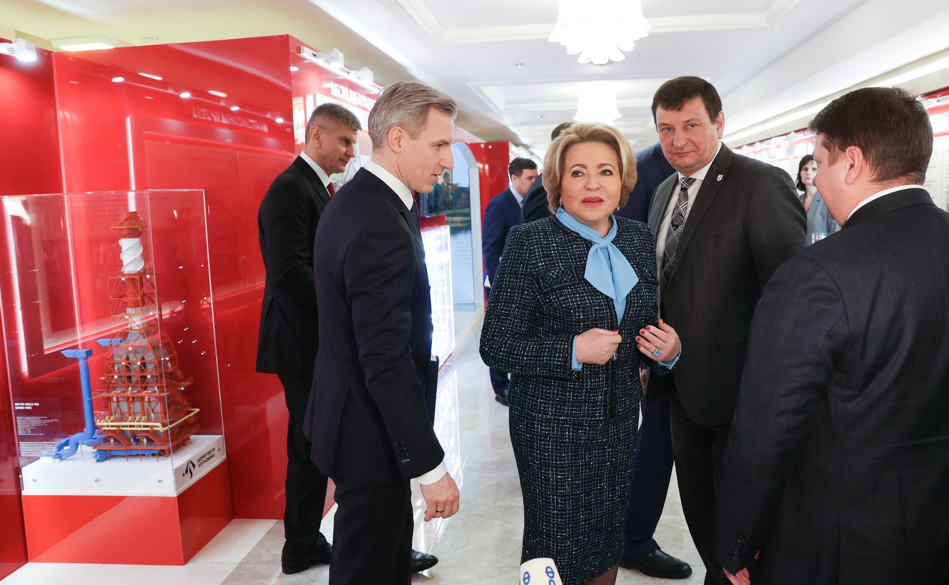 Валентина Матвиенко и Василий Анохин осмотрели выставку, посвященную истории, культуре и перспективным направлениям развития Смоленской области