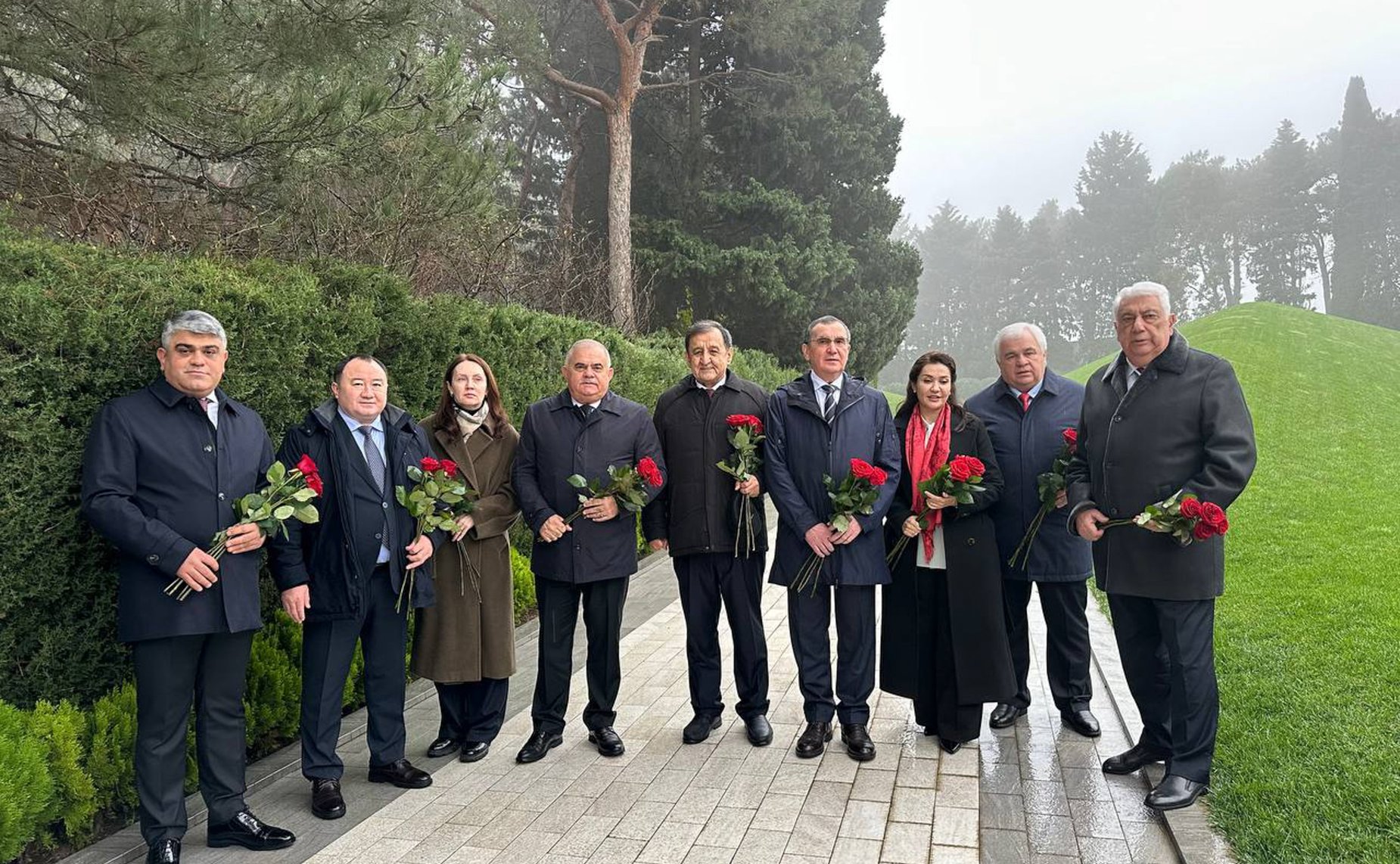 Сенатор РФ Николай Федоров и депутат Государственной Думы Казбек Тайсаев возложили цветы к могиле общенационального лидера азербайджанского народа Гейдара Алиева и почтили память выдающегося государственного и политического деятеля