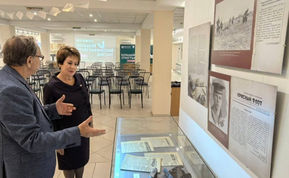 Екатерина Алтабаева ознакомилась с выставкой, посвященной фронтовым корреспондентам, которые работали в осажденном Севастополе в 1941–42 годах