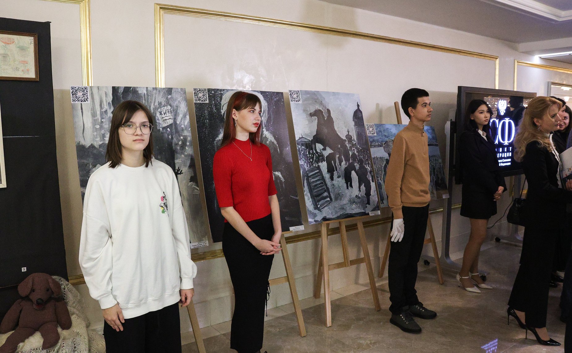 В Совете Федерации открылась выставка картин победителей конкурса детского рисунка, посвященного 80-летию прорыва блокады Ленинграда «Жизнь, деленная на граммы»