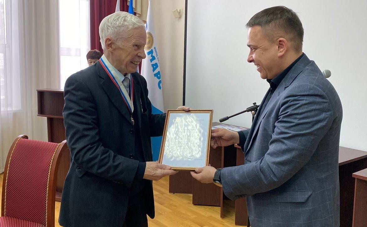 Айрат Гибатдинов вручил Почетную грамоту Совета Федерации доктору технических наук, лауреату Ленинской премии, депутату Законодательного Собрания Ульяновской области 3 и 4 созывов, почетному жителю Ульяновска Вячеславу Алексейчику