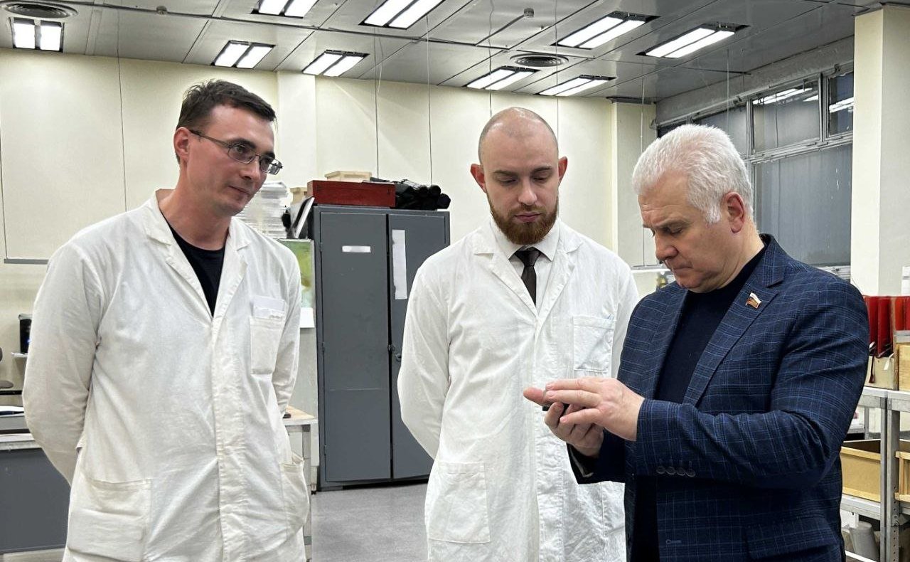 Сергей Мартынов вместе с депутатом Госсобрания Республики Владимиром Кожановым посетил цеха Волжского электромеханического завода