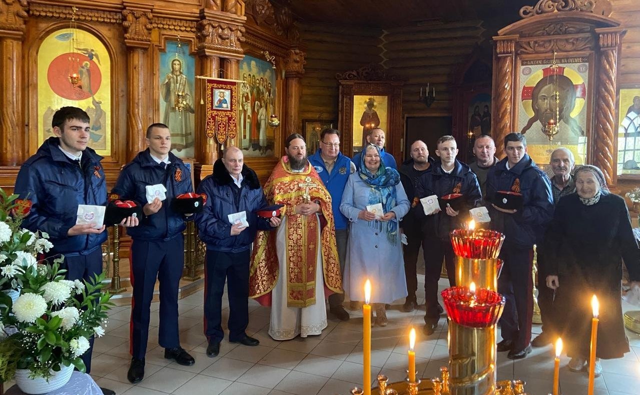 Тамбовкие казаки Промышленно-технологического колледжа приняли участие в благоустройстве Звёздного городка и с православными иконами прошли крестным ходом вокруг храма Вознесения Господня