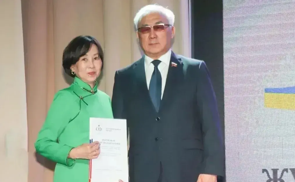 Баир Жамсуев в рамках региональной недели в п. Агинское принял участие в торжественной церемонии награждения премией «Журналист года»