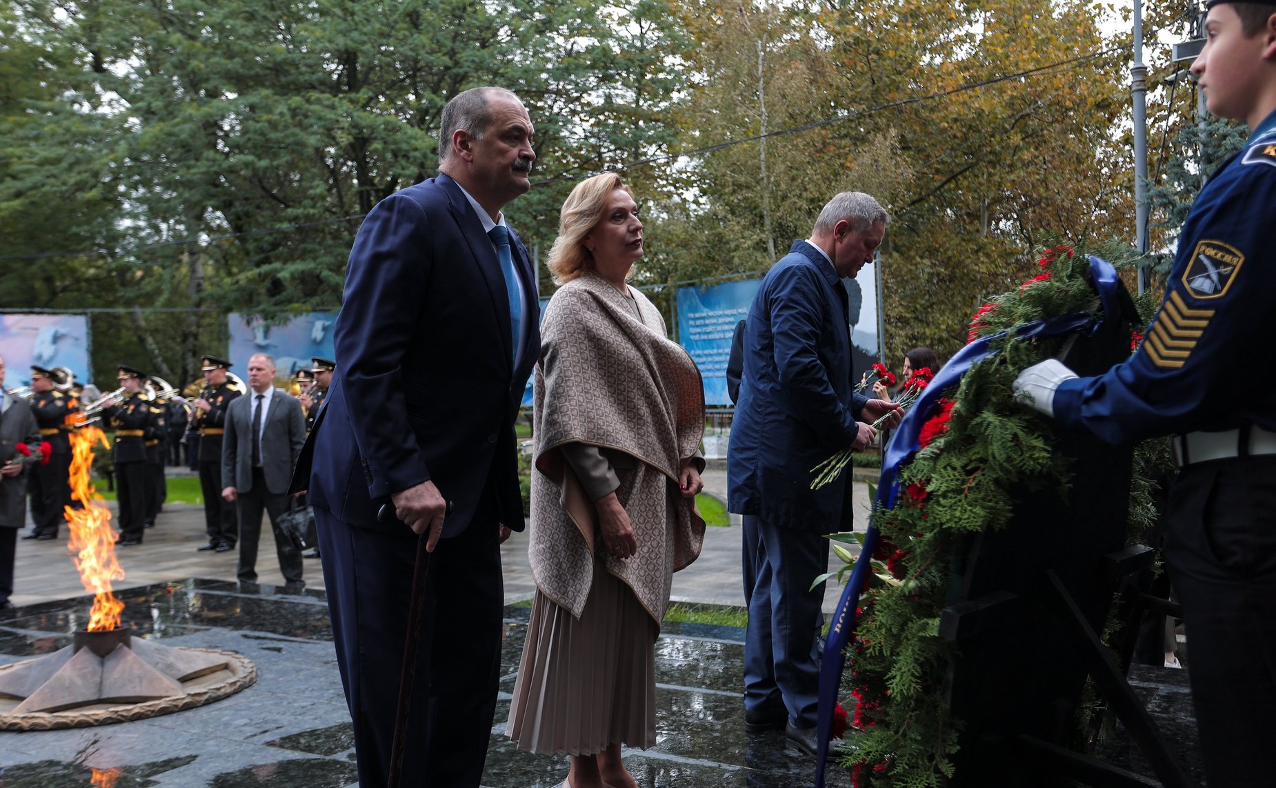 Сенаторы РФ возложили цветы к мемориалу Воину-освободителю в парке им. Ленинского комсомола в Махачкале (фото пресс-служба Министерства экономики и территориального развития Республики Дагестан)