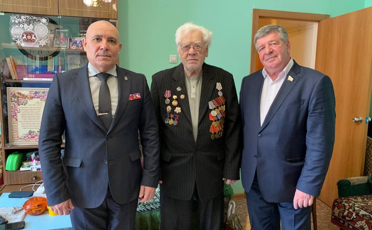 Валерий Семенов встретил День Победы вместе с земляками