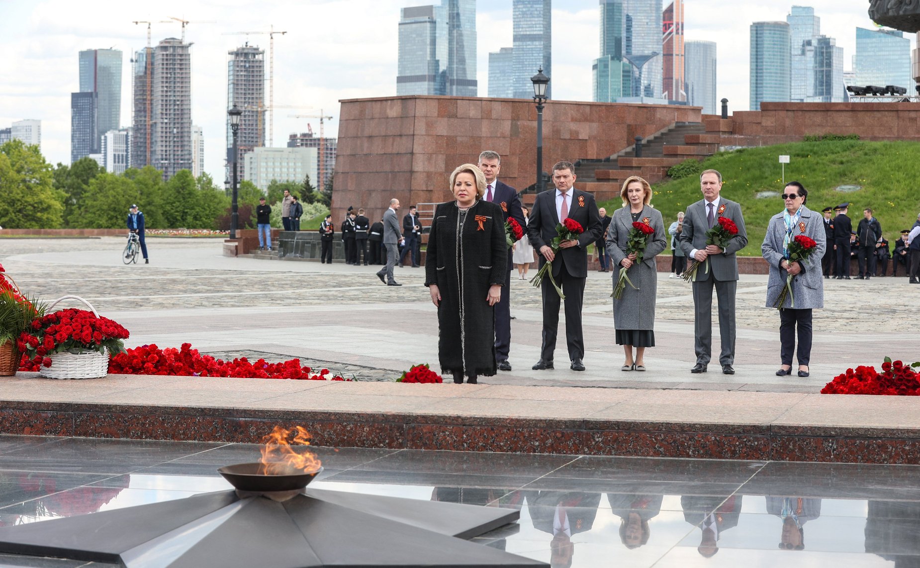 Председатель Совета Федерации Валентина Матвиенко приняла участие в торжественной церемонии возложения цветов к Вечному огню в Парке Победы на Поклонной горе в Москве