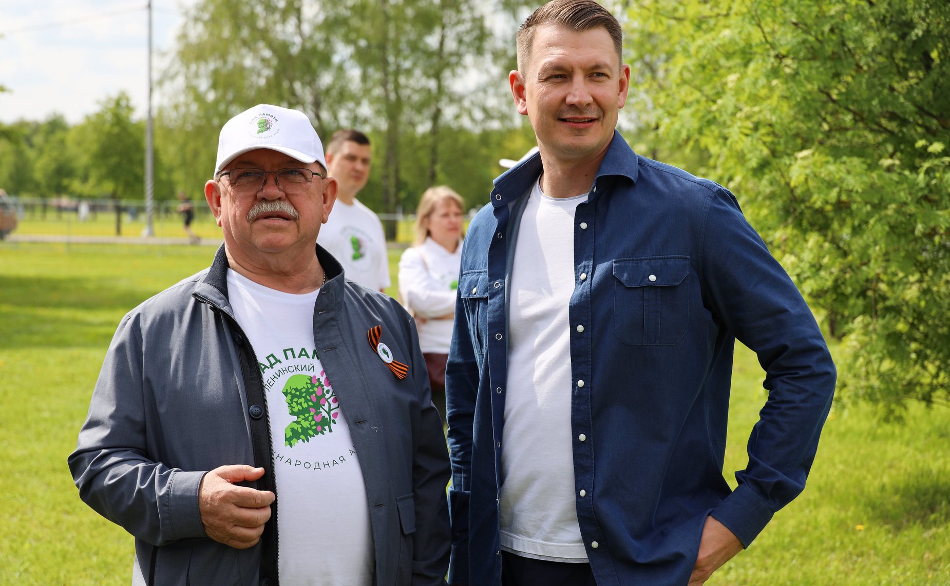 В Год защитника Отечества и 80-летия Победы в Великой Отечественной войне 1941–1945 годов сенаторы РФ и сотрудники Аппарата СФ провели акцию «Сад Памяти» — высадили 250 кустов сирени в музее-заповеднике «Горки Ленинские»