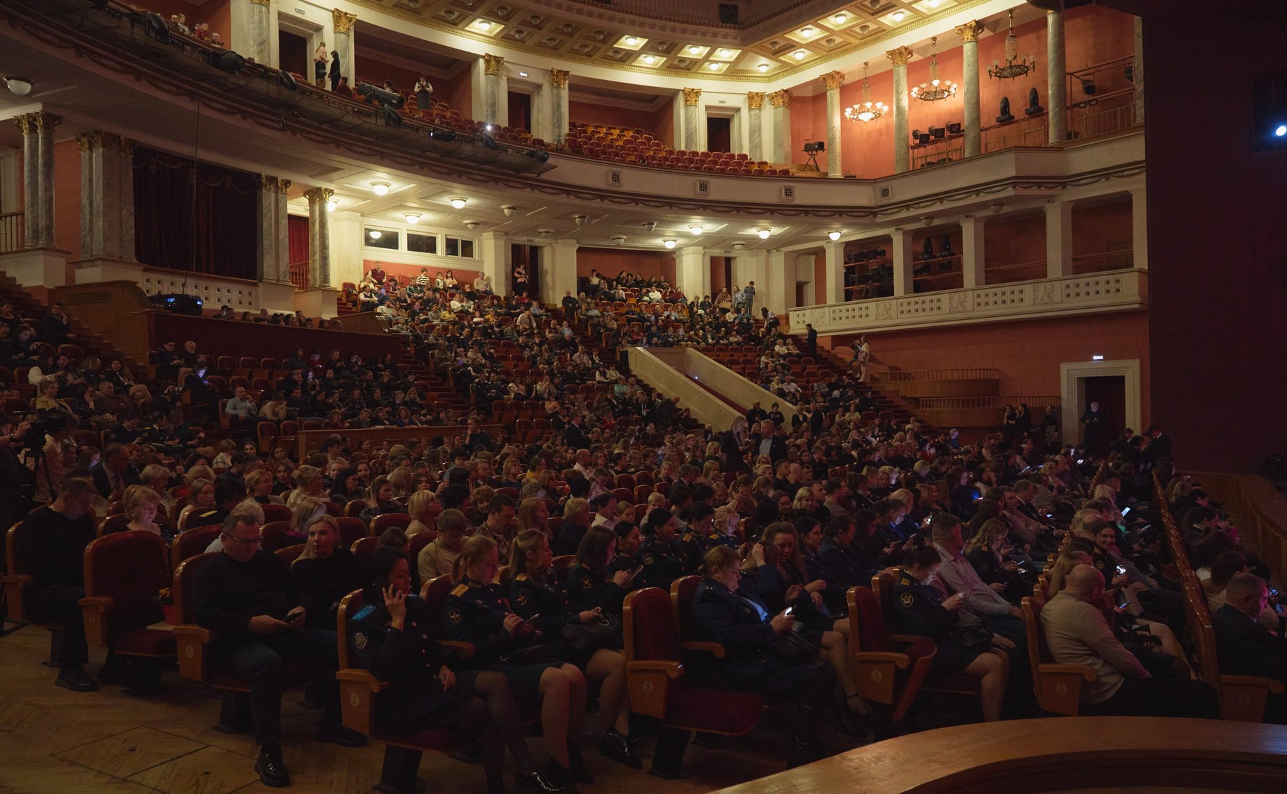 Церемония награждения поисковиков, добровольцев и волонтеров состоялась в Центральном академическом театре Российской Армии