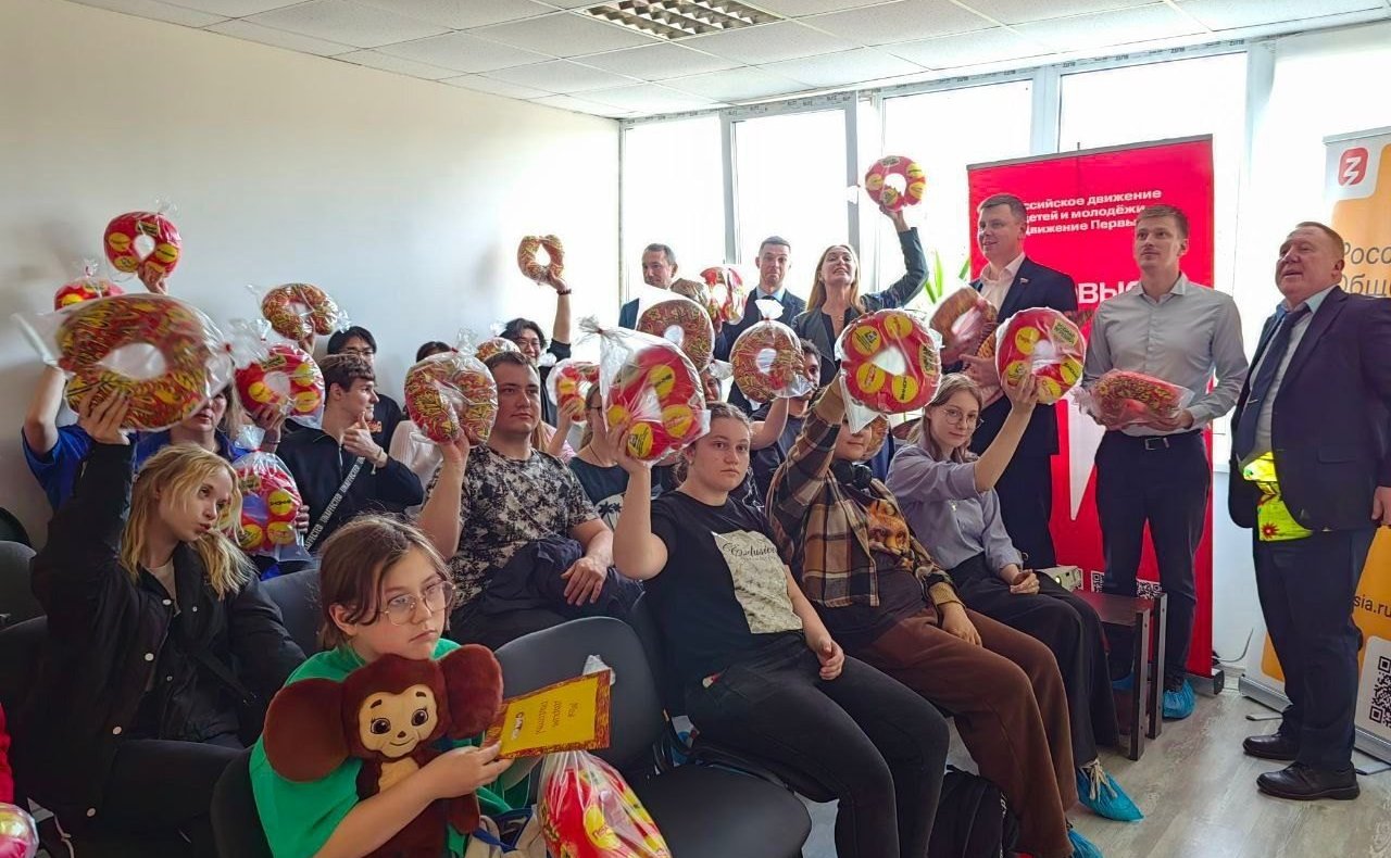 Артем Малащенков совместно с активистами «Движения Первых» из Смоленской области побывал на крупном предприятии, которое изготавливает игрушки