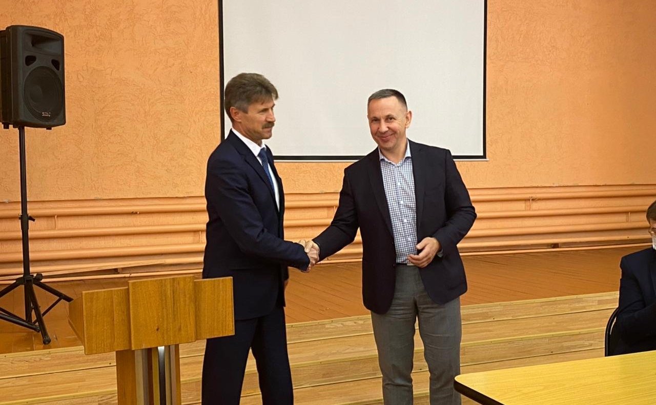 В Александрово-Гайском районе сенатор Олег Алексеев принял участие в заседании Муниципального собрания