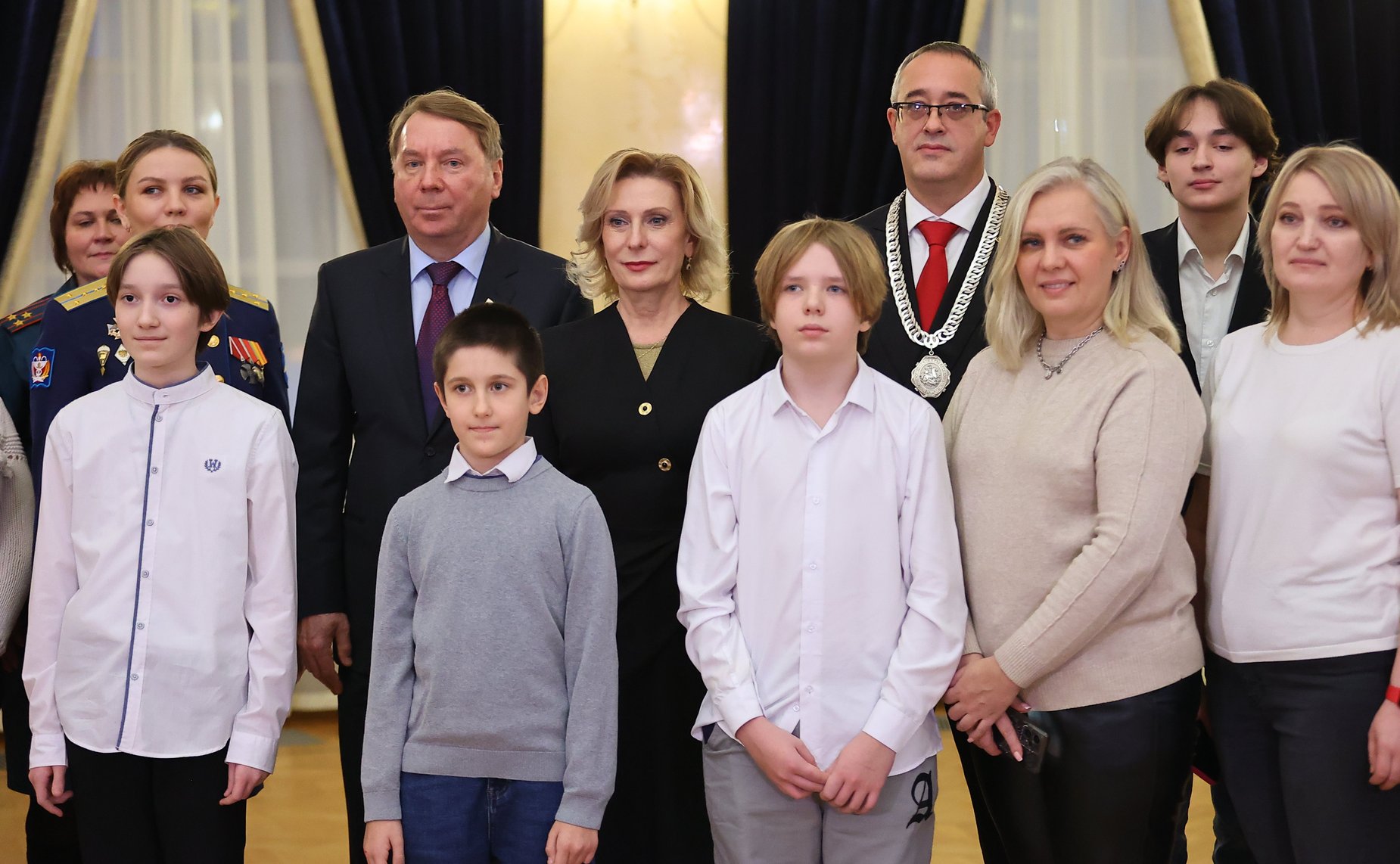 Инна Святенко совместно с Владимиром Кожиным вручили награды юным москвичам, которые проявили мужество в экстремальных ситуациях и спасли человеческие жизни