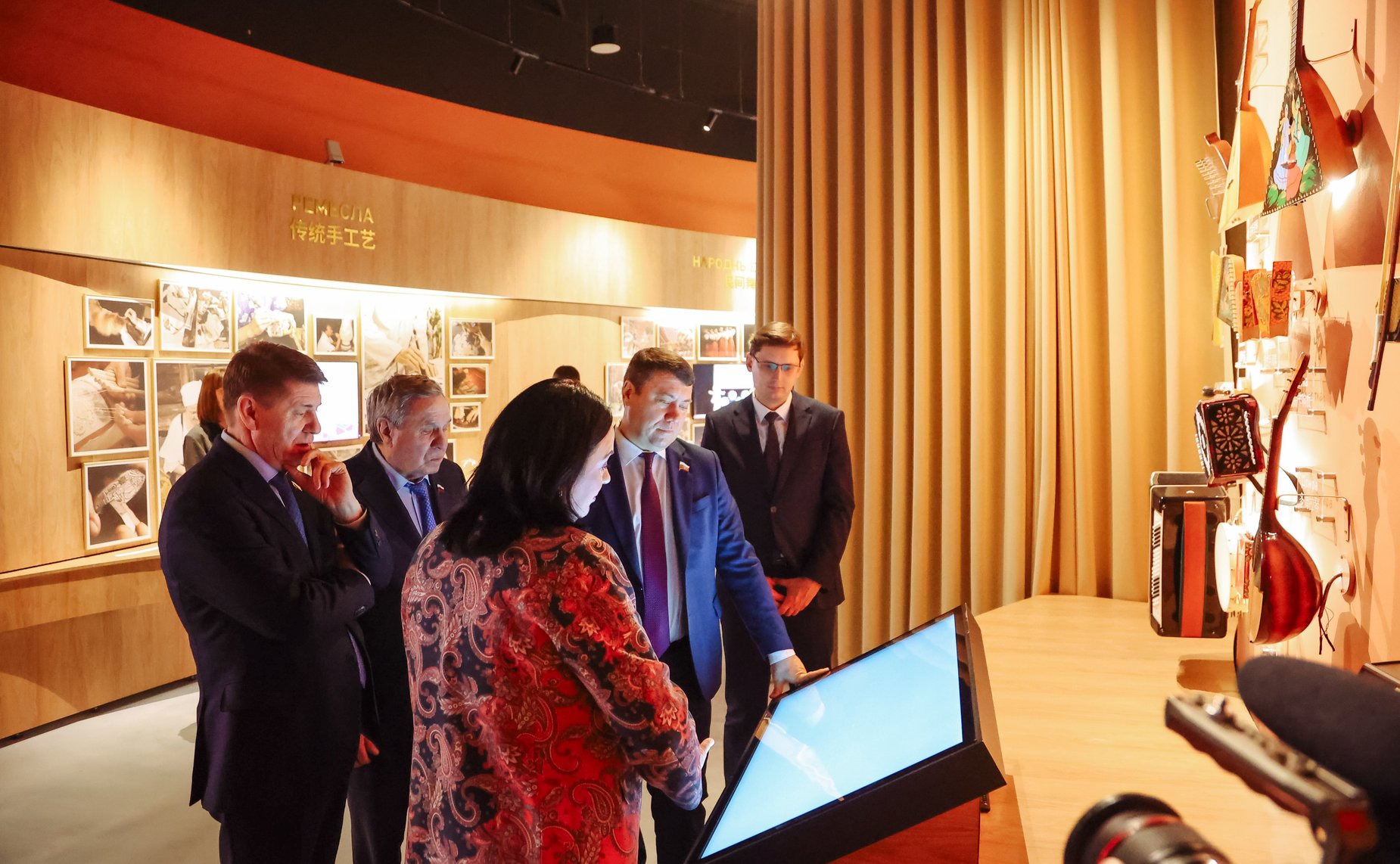 Сенаторы РФ посетили Дом Российско-Китайской дружбы и ознакомились с проектами строительства трансграничной канатной дороги через реку Амур и международного конгрессного выставочного центра, гостиничного комплекса