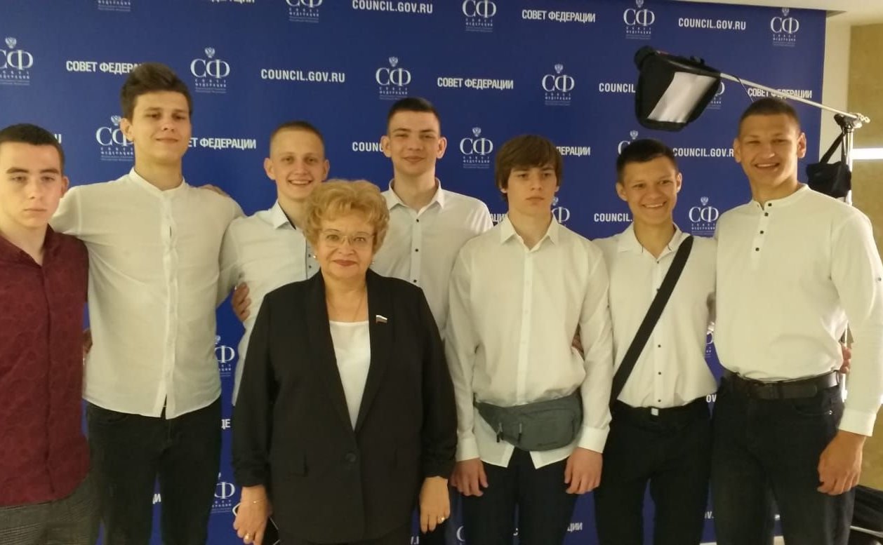 Оксана Хлякина организовала для детей поездку в Совет Федерации