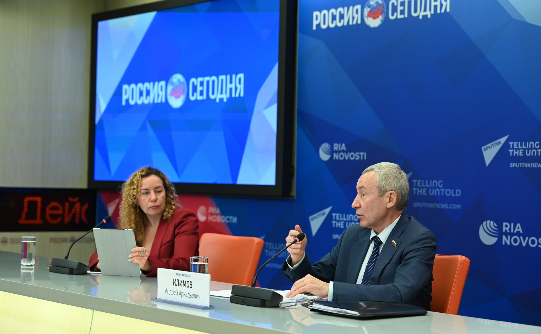 Онлайн-брифинг председателя Временной комиссии СФ по защите государственного суверенитета и предотвращению вмешательства во внутренние дела РФ Андрея Климова