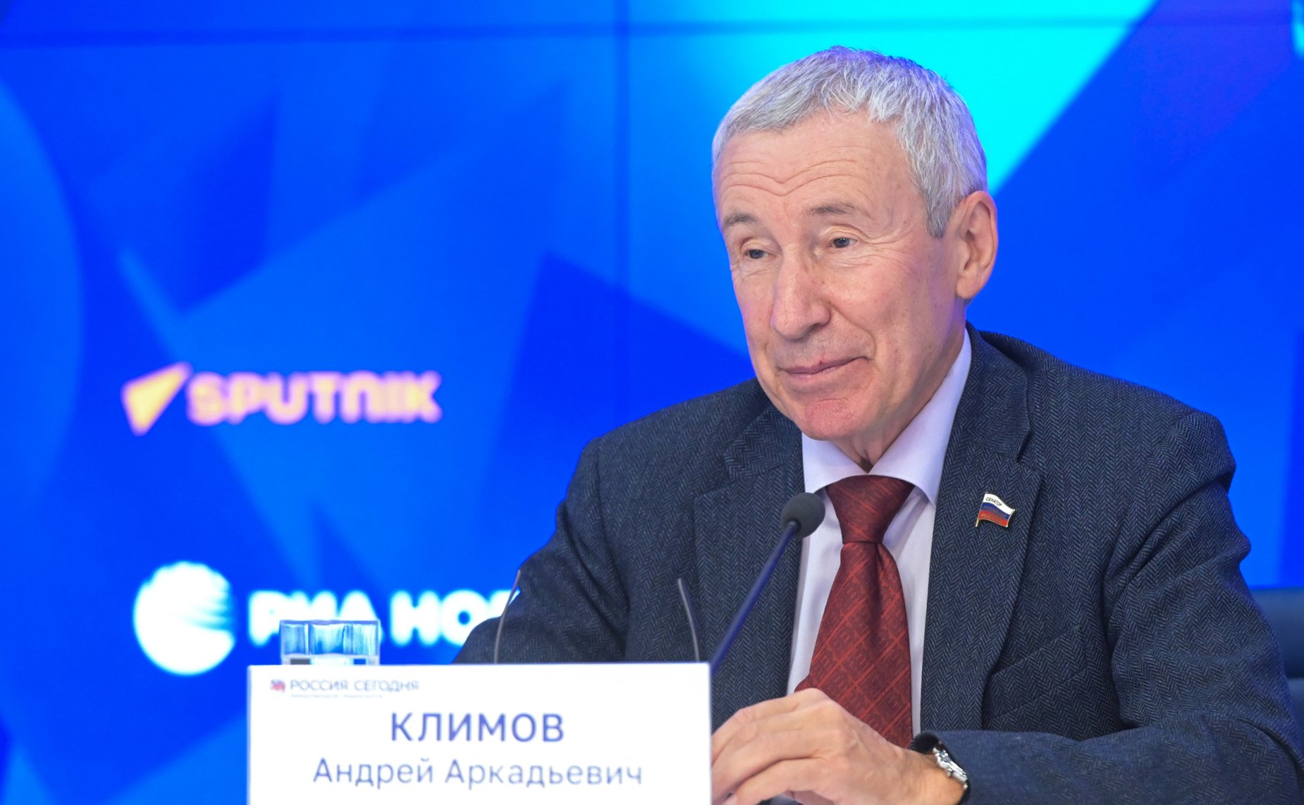 Председатель Комиссии Совета Федерации по защите государственного суверенитета и предотвращению вмешательства во внутренние дела РФ Андрей Климов провел брифинг, посвященный актуальной международной повестке