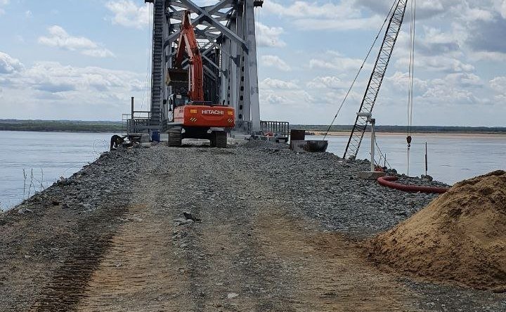 Юрий Валяев посетил строительную площадку трансграничного железнодорожного мостового перехода в селе Нижнеленинское Еврейской автономной области
