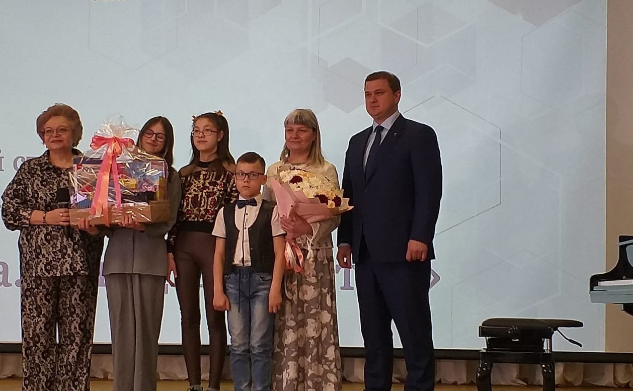 Оксана Хлякина провели торжественную церемонию награждения многодетной приемной семьи Кузяковыхорганизацию семейного отдыха