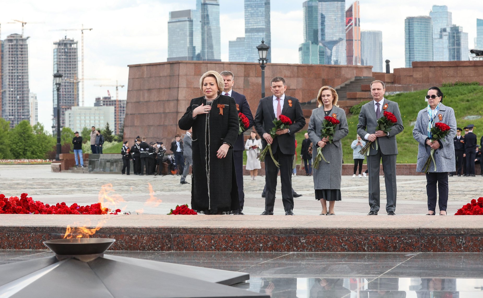 Председатель Совета Федерации Валентина Матвиенко приняла участие в торжественной церемонии возложения цветов к Вечному огню в Парке Победы на Поклонной горе в Москве