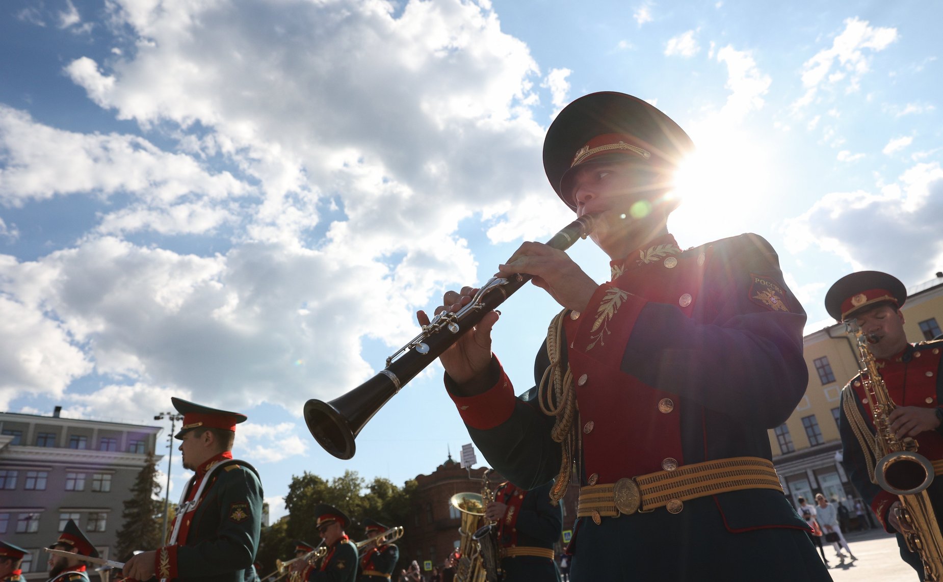 Валентина Матвиенко и Наталья Кочанова вместе с участниками «Поезда Памяти» возложили цветы к памятнику генералу Минигали Шаймуратову и мемориалу павшим в боях за Родину