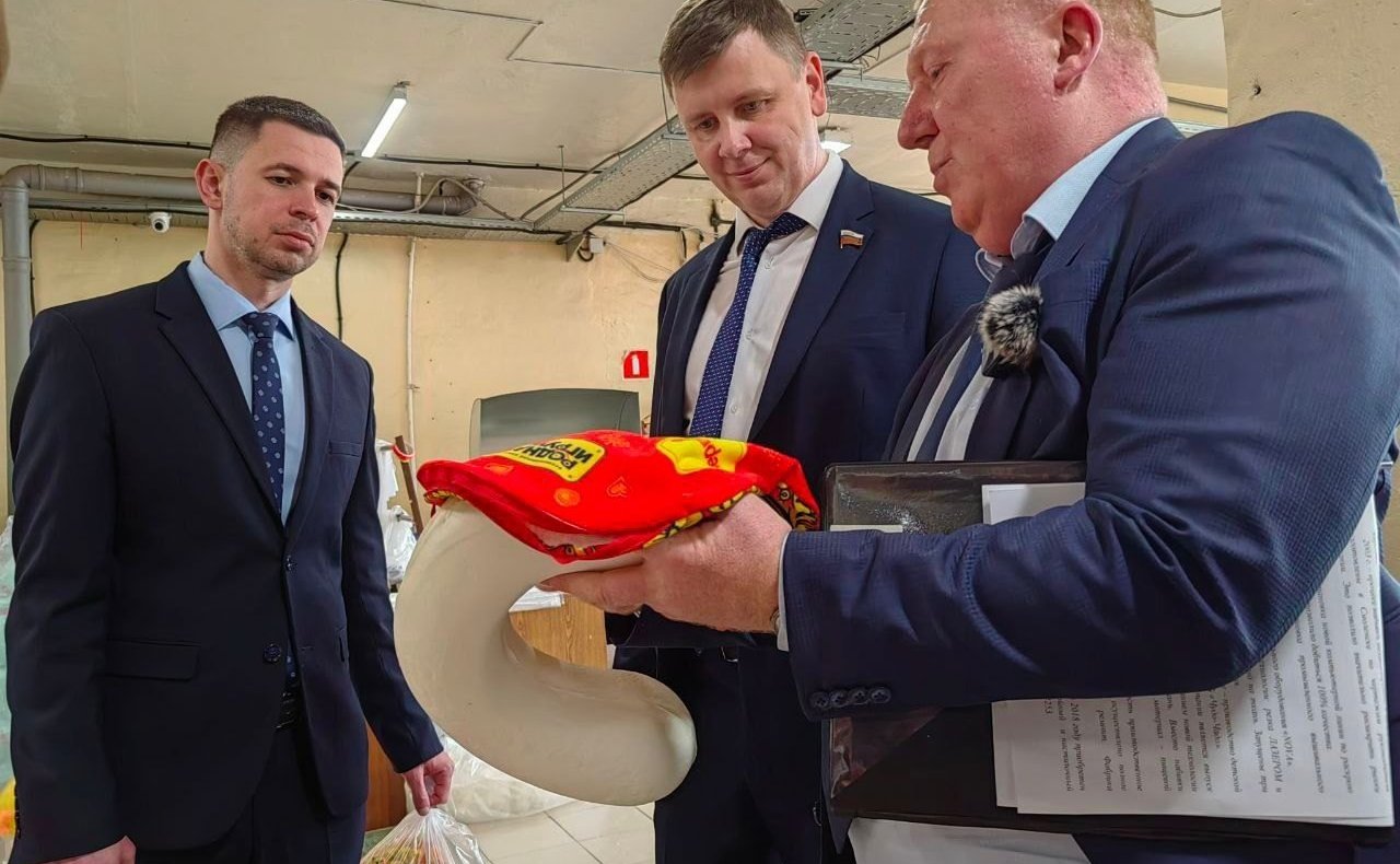 Артем Малащенков совместно с активистами «Движения Первых» из Смоленской области побывал на крупном предприятии, которое изготавливает игрушки